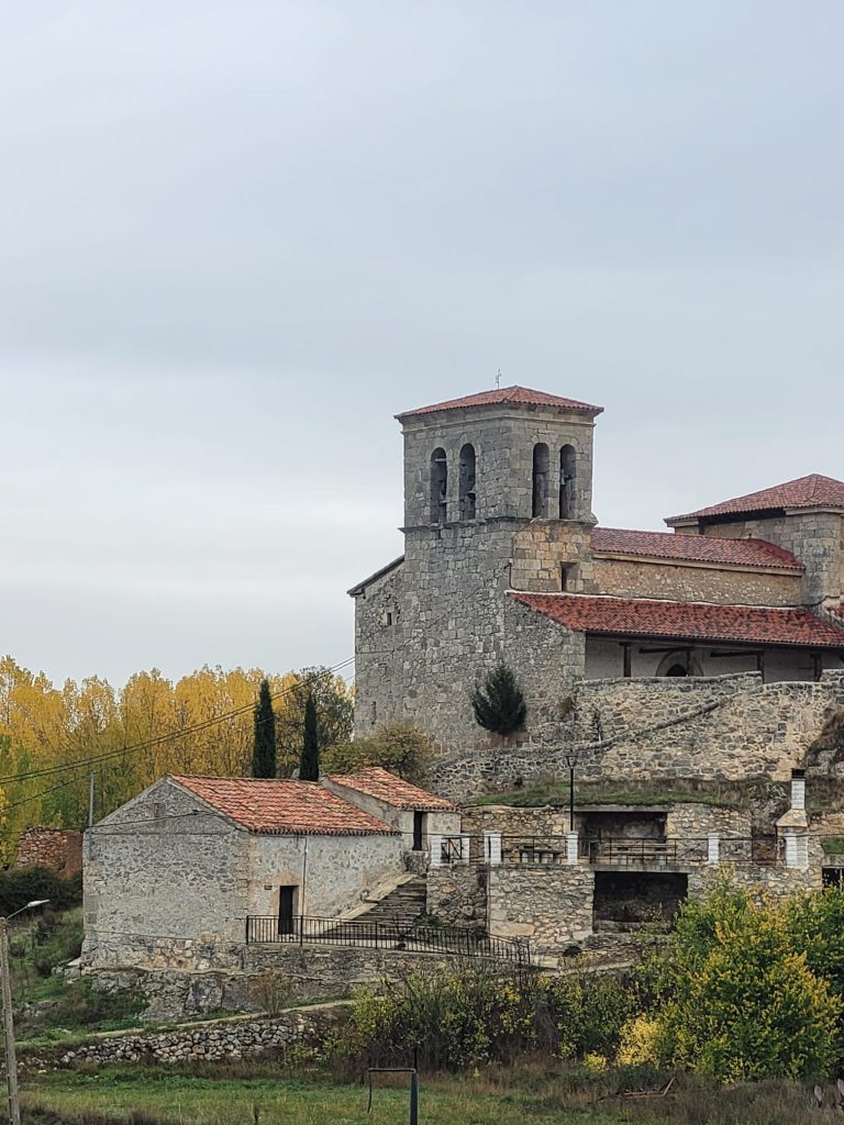Un pueblo castellano y la iglesia.