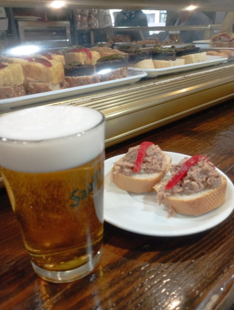 tapas gratis con una cerveza. costumbre gastronómoca española