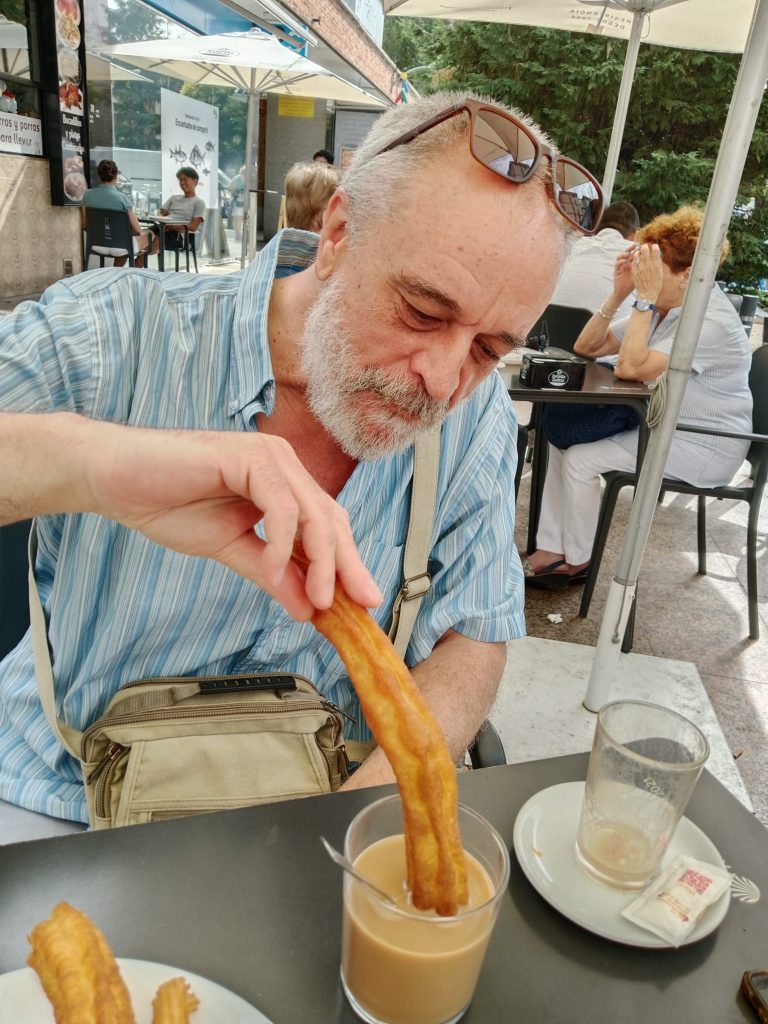 Mojar el churro o las porras en el café.